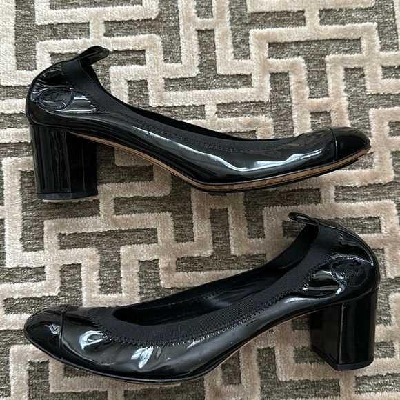 Chanel Black Patent Leather CC Scrunch Block Heel Pumps Size 38 - Picture 1 of 10